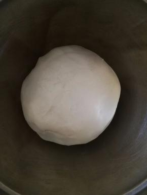 揉好的面团放入干净盆中盖上保鲜膜松弛备用.