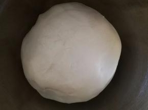 揉好的面团放入干净盆中盖上保鲜膜松弛备用.