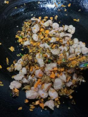 再加入香菇丁和胡萝卜丁，翻炒均匀成熟。