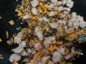 再加入香菇丁和胡萝卜丁，翻炒均匀成熟。