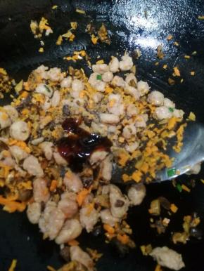 加入盐，耗油，生抽，一小勺糖调味。