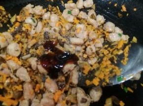 加入盐，耗油，生抽，一小勺糖调味。