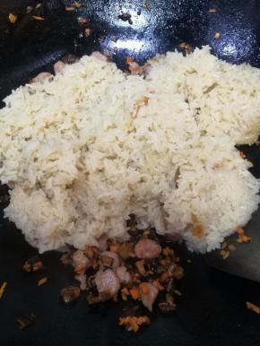 加入煮熟的糯米饭翻炒均匀，这个时候可以关火了。