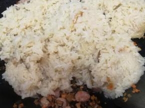 加入煮熟的糯米饭翻炒均匀，这个时候可以关火了。