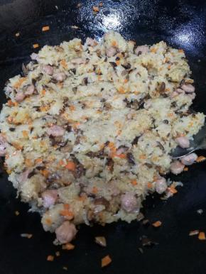 利用锅子的余热将糯米饭和食材全部翻拌均匀就行。