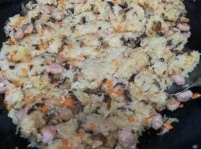 利用锅子的余热将糯米饭和食材全部翻拌均匀就行。