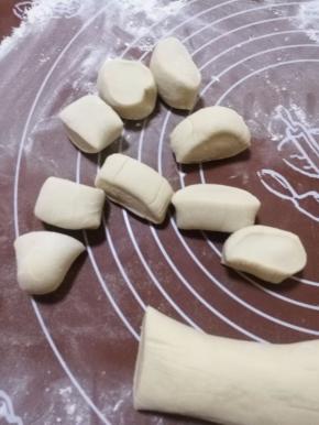 将面团搓成一个长条，切成大小均匀的小剂子。