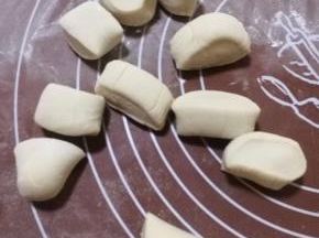 将面团搓成一个长条，切成大小均匀的小剂子。