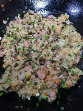 加入全部的葱花，翻拌均匀就可以了。