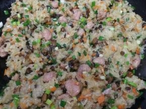 加入全部的葱花，翻拌均匀就可以了。