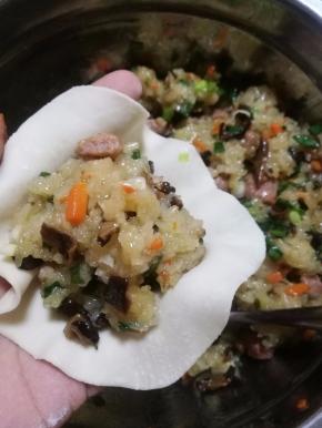 加入一大勺的糯米饭馅料。