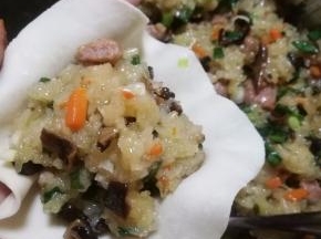 加入一大勺的糯米饭馅料。