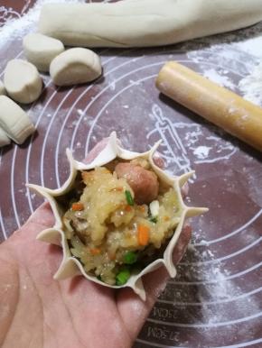 将圆片四周像图片那样捏起来。