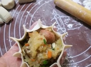 将圆片四周像图片那样捏起来。