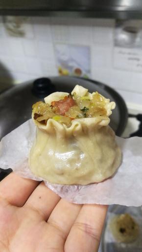 做好的烧卖冷水入锅，开大火隔水蒸，蒸锅内水开后改小火，再蒸3分钟。因为里面馅料是熟的，我们只要把烧卖皮蒸透就可以了。