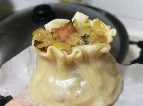 做好的烧卖冷水入锅，开大火隔水蒸，蒸锅内水开后改小火，再蒸3分钟。因为里面馅料是熟的，我们只要把烧卖皮蒸透就可以了。