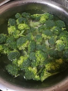 西兰花切成小朵，用盐水浸泡十分钟，再用清水冲洗干净。