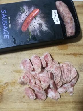 香肠我是放的软冷冻，拿出来直接切薄片，大蒜去皮切碎备用。