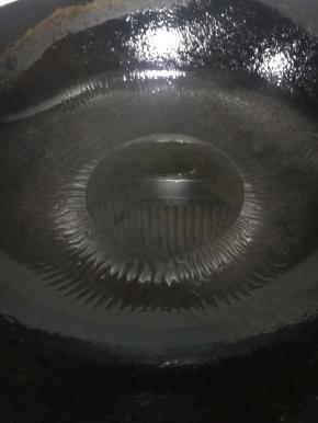 锅中加入适量的食用油，开火。