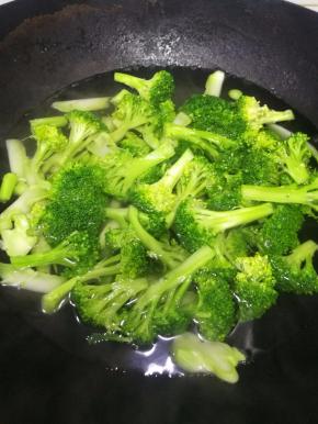 烧一锅开水，加入洗净的西兰花，加入一点食盐，将西兰花焯熟断生。焯熟的西兰花捞出过一遍凉水沥干。