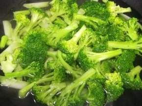烧一锅开水，加入洗净的西兰花，加入一点食盐，将西兰花焯熟断生。焯熟的西兰花捞出过一遍凉水沥干。