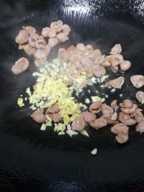 加入蒜末爆香。