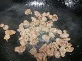 油八成热后加入香肠，煸炒至变色。