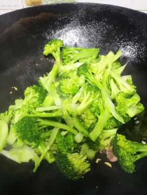 加入焯熟的西兰花翻炒（西兰花是焯熟的，不用炒很久）。
