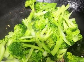 加入焯熟的西兰花翻炒（西兰花是焯熟的，不用炒很久）。