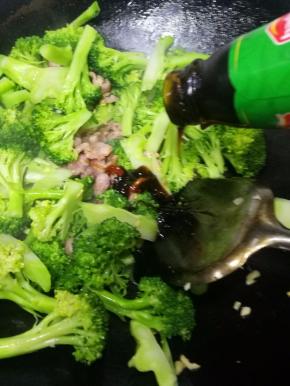 加入食盐，生抽，耗油调味，翻炒均匀。
