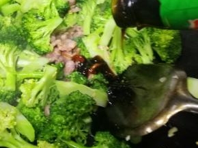 加入食盐，生抽，耗油调味，翻炒均匀。
