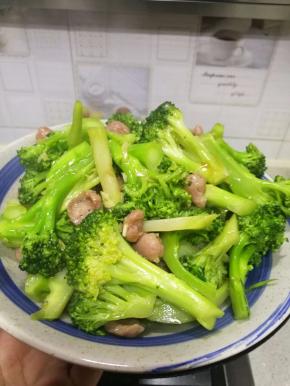 香肠蒜蓉西兰花就做好了，拿碗盛出即可。