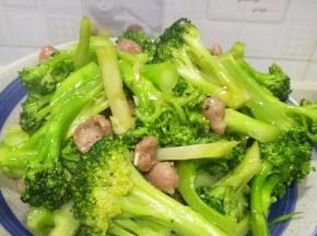 香肠蒜蓉西兰花就做好了，拿碗盛出即可。