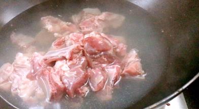 冷水下锅煮透，去除血水