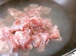 冷水下锅煮透，去除血水