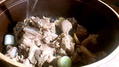 再注入适量清水，大火烧开