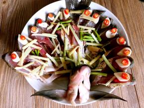 将腌制好的鱼放入盘中，摆开成孔雀开屏的样子，再依次撒上剩下的葱段、姜丝，蒜片摆在孔雀屏的尖尖上，再将小米椒放在蒜片上面