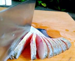 再在鱼背部切成1厘米厚的片，鱼肚部不切断