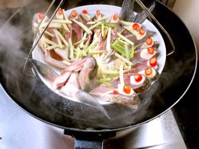 将摆好盘的孔雀开屏鱼放入开水锅中蒸10分钟