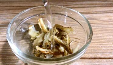 当归洗净，备用