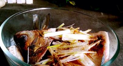 加入一半的葱段、姜丝、蒜片，盐、胡椒粉、料酒拌匀腌制入味