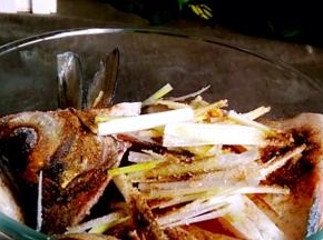 加入一半的葱段、姜丝、蒜片，盐、胡椒粉、料酒拌匀腌制入味