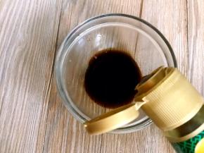 备一小碗，放入蒸鱼豉油