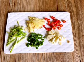 葱、姜、蒜、小米椒洗净分别切好备用