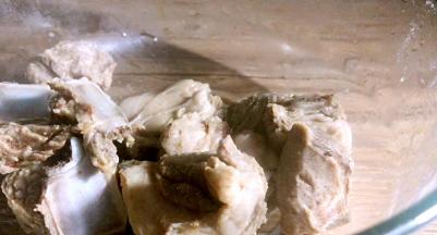 将煮好的羊肉捞出，再洗净沥水