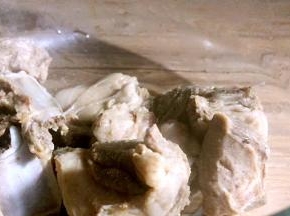 将煮好的羊肉捞出，再洗净沥水