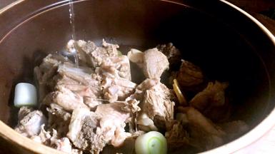 将除枸杞外的所有食材放入砂锅内，加入料酒