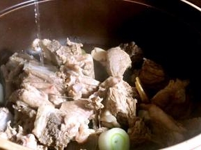 将除枸杞外的所有食材放入砂锅内，加入料酒