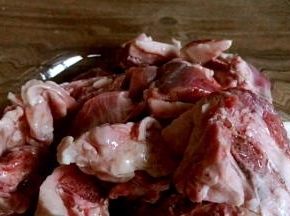 将羊肉洗净