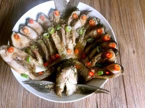 再淋入香油，撒上熟白芝麻，摆一圈葱花和小米椒